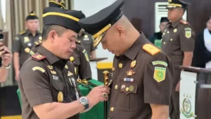 Kejati NTT Roch. Adi Wibowo saat melantik Wakajati NTT dan sejumlah Kepala Kejaksaan Negeri di Kupang, Selasa.