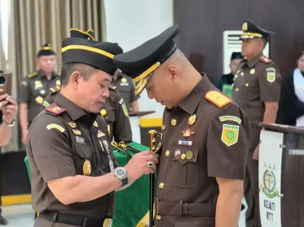 Kejati NTT Roch. Adi Wibowo saat melantik Wakajati NTT dan sejumlah Kepala Kejaksaan Negeri di Kupang, Selasa.