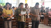 Bupati Kupang, Yosef Lede, Minggu (17/5), beribadah minggu di Gereja Via Dolorosa Nefo, di Desa Lifuleo, Kecamatan Kupang Barat