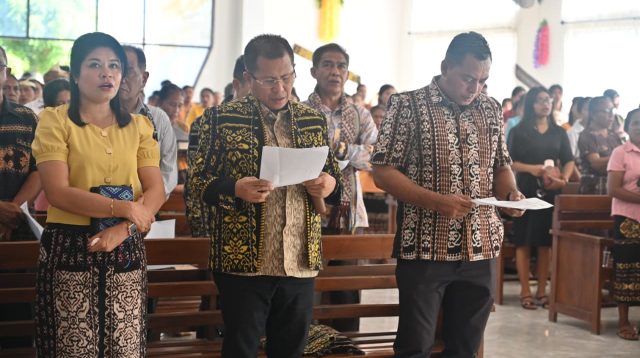 Bupati Kupang, Yosef Lede, Minggu (17/5), beribadah minggu di Gereja Via Dolorosa Nefo, di Desa Lifuleo, Kecamatan Kupang Barat
