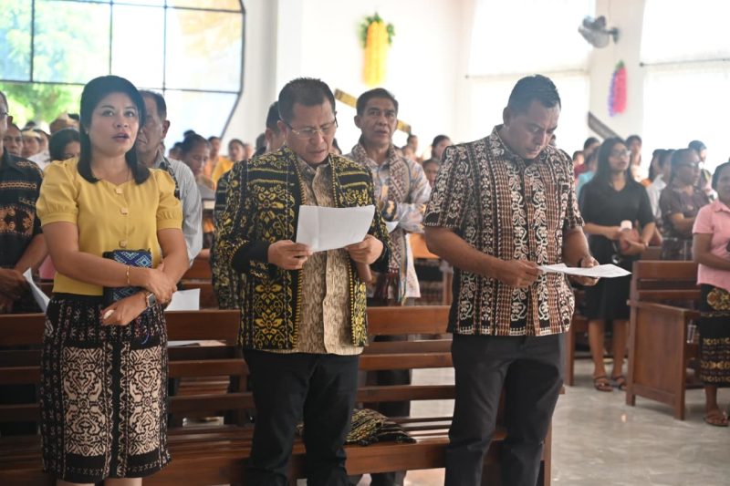 Bupati Kupang, Yosef Lede, Minggu (17/5), beribadah minggu di Gereja Via Dolorosa Nefo, di Desa Lifuleo, Kecamatan Kupang Barat