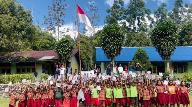 Keterangan - Mahasiswa Program Studi (Prodi) Ilmu Komunikasi Fakultas Ilmu Sosial dan Ilmu Politik (FISIP) Universitas Nusa Cendana (Undana) sukses menuntaskan misi pengabdian masyarakat lintas kabupaten di Pulau Flores, Nusa Tenggara Timur. Foto/ho-humas undana