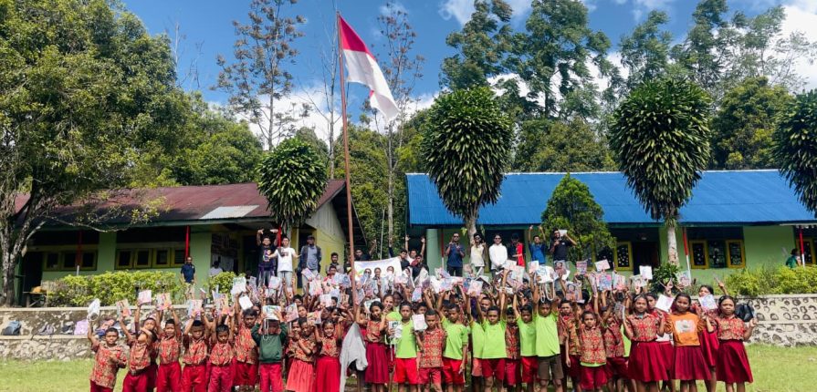 Keterangan - Mahasiswa Program Studi (Prodi) Ilmu Komunikasi Fakultas Ilmu Sosial dan Ilmu Politik (FISIP) Universitas Nusa Cendana (Undana) sukses menuntaskan misi pengabdian masyarakat lintas kabupaten di Pulau Flores, Nusa Tenggara Timur. Foto/ho-humas undana