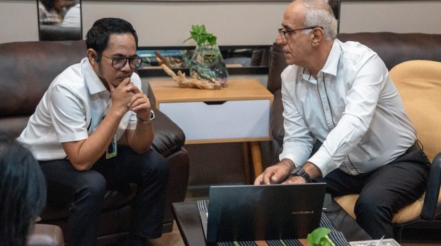 FOTO/HUMAS UNDANA - Rektor Undana, Prof. Dr. Ir. Jefri S. Bale, S.T., M.Eng (kiri) menerima audiensi CEO PT Amana Bina Petani, Ayub (Joseph) Karimi di Ruang Rapat Rektor, Senin (11/5/2026), PT ABP memaparkan rencana investasi jangka panjang di wilayah Kefamenanu, Kabupaten Timor Tengah Utara (TTU).