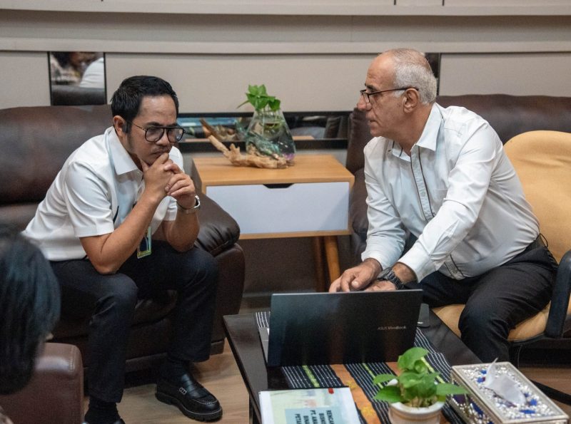 FOTO/HUMAS UNDANA - Rektor Undana, Prof. Dr. Ir. Jefri S. Bale, S.T., M.Eng (kiri) menerima audiensi CEO PT Amana Bina Petani, Ayub (Joseph) Karimi di Ruang Rapat Rektor, Senin (11/5/2026), PT ABP memaparkan rencana investasi jangka panjang di wilayah Kefamenanu, Kabupaten Timor Tengah Utara (TTU).