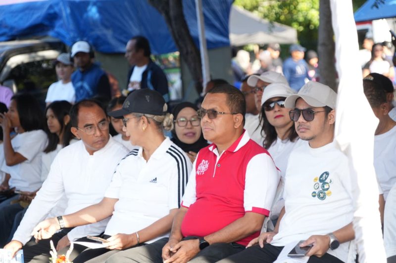 rekro 1 Rektor Undana, Prof. Dr. Ir. Jefri S. Bale, S.T (kanan) saa menghadiri kegiatan launching dan kampanye siber sehat NTT di Kupang, Sabtu.