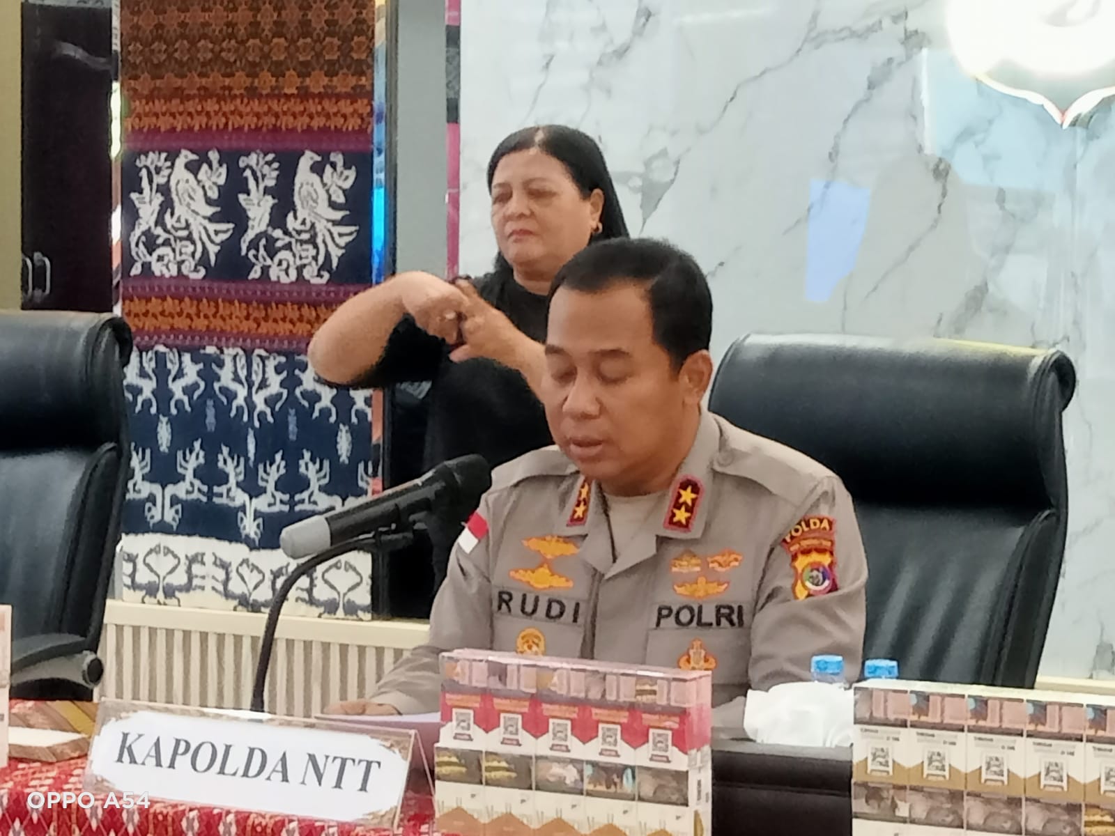 roko 2 Kapolda NTT Irjen Pol Dr. Rudi Darmoko yang didampingi Kabidhumas Polda NTT, Kombes Pol Henry Novika Chandra, S.I.K., M.H saat memberikan keterangan pers di Kupang, Kamis.