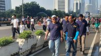 Ketua Dewan Pers, Komaruddin Hidayat (kiri) bersama Sekretaris Jenderal (Sekjen) DPP Serikat Media Siber Indonesia (SMSI) Makali Umar (kanan depan) saat mengukuti kegiatan jalan sehat menyambut Hari Kebebasan Pers Sedunia (World Press Freedom Day).di Jakarta, Minggu.