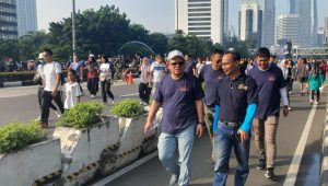 Ketua Dewan Pers, Komaruddin Hidayat (kiri) bersama Sekretaris Jenderal (Sekjen) DPP Serikat Media Siber Indonesia (SMSI) Makali Umar (kanan depan) saat mengukuti kegiatan jalan sehat menyambut Hari Kebebasan Pers Sedunia (World Press Freedom Day).di Jakarta, Minggu.