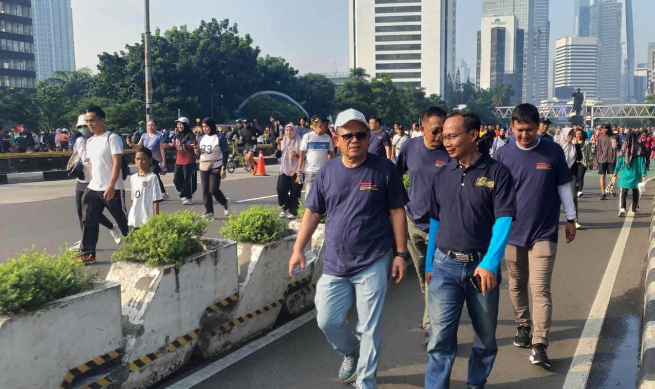 Ketua Dewan Pers, Komaruddin Hidayat (kiri) bersama Sekretaris Jenderal (Sekjen) DPP Serikat Media Siber Indonesia (SMSI) Makali Umar (kanan depan) saat mengukuti kegiatan jalan sehat menyambut Hari Kebebasan Pers Sedunia (World Press Freedom Day).di Jakarta, Minggu.