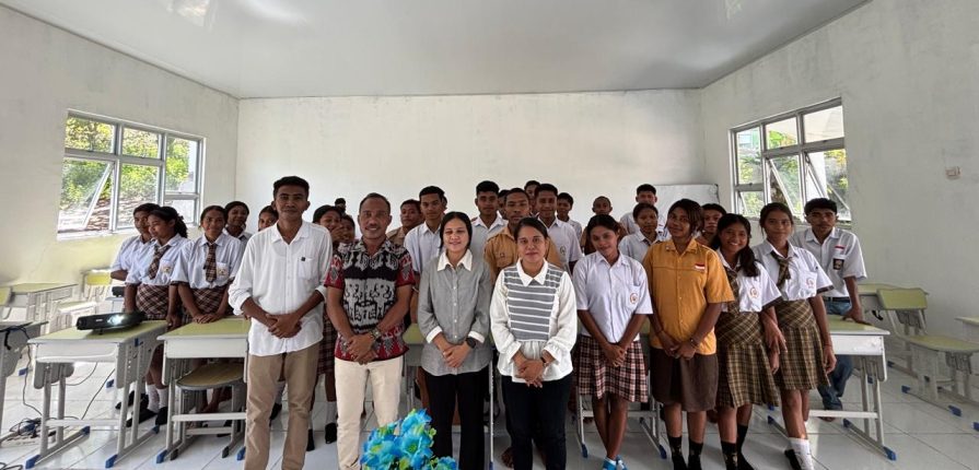 Para guru dan siswa SMKN Wewiku Badarai, Kabupaten Malaka saat mengikuti sosialisasi dilakukan Asesor Laboratorium Agroforestry UPT LLKK Undana, Yosua Tanggela, S.P., M.Ling.