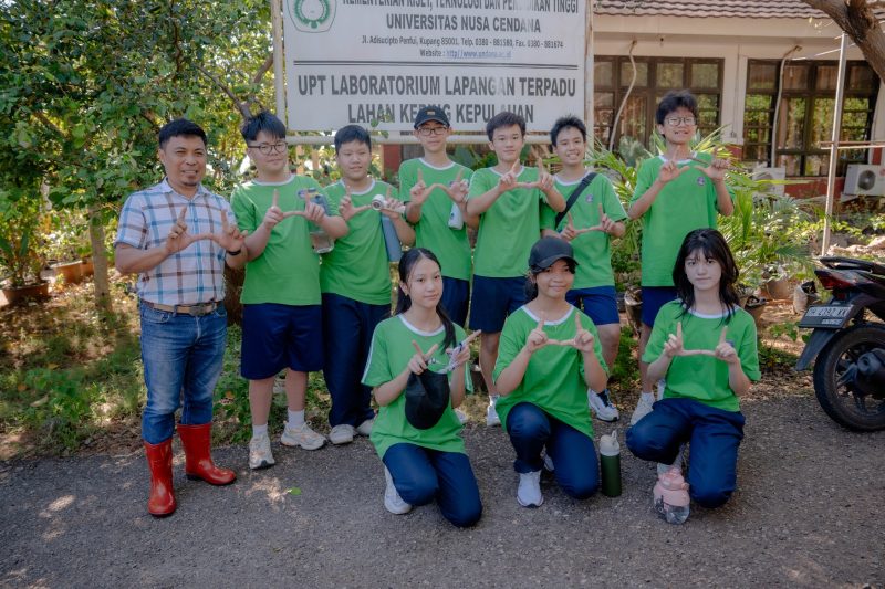 FOTO/HO-HUMAS UNDANA -Sebanyak 40 siswa SMP Stella Gracia Kupang melakukan studi lapangan ( field trip ) di laboratorium tersebut untuk mempelajari ekosistem pertanian dan peternakan khas Nusa Tenggara Timur (NTT) di - Laboratorium Lahan Kering Kepulauan (LLKK) Universitas Nusa Cendana (Undana).