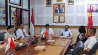FOTO/HUMAS UNDANA - Wakil Rektor IV Udayana, Prof. Made Sucipta (ketiga dari kiri), dan Rektor Undana, Prof.Dr.Ir. Jefri S. Bale, ST.,M.Eng (ketiga dari kanan).