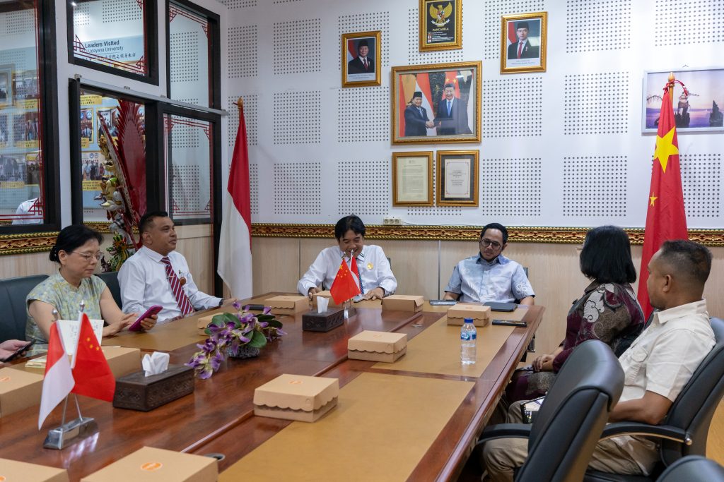tiongkok 1 FOTO/HUMAS UNDANA - Wakil Rektor IV Udayana, Prof. Made Sucipta (ketiga dari kiri), dan Rektor Undana, Prof.Dr.Ir. Jefri S. Bale, ST.,M.Eng (ketiga dari kanan).