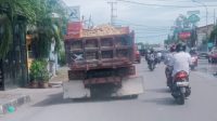 truk 1 FOTO/MEDIASINTT.COM/BEN- Satu unit truk pengangkut material galian C melintas di ruas jalan W.J.Lalamentik, Senin, tanpa penutup terpal menyebabkan debu beterbangan karena tiupan angin.