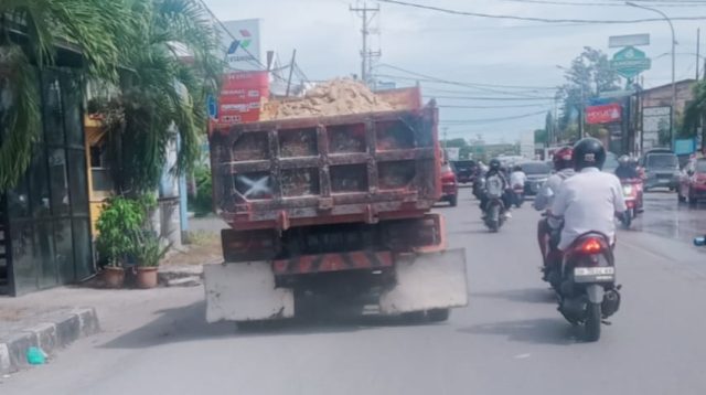 FOTO/MEDIASINTT.COM/BEN- Satu unit truk pengangkut material galian C melintas di ruas jalan W.J.Lalamentik, Senin, tanpa penutup terpal menyebabkan debu beterbangan karena tiupan angin.