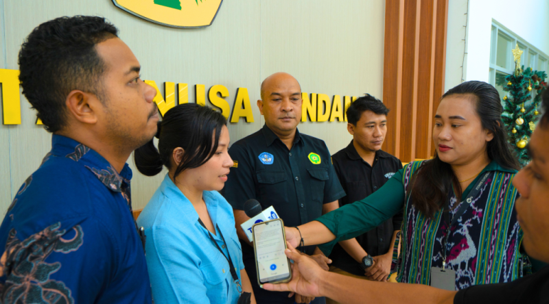 tvri Subkoordinator Hubungan Masyarakat (Humas) Undana, Ollien Manggol, S.KM., M.P.A.,CRA., saat diwawancarai media (tengah baju biru)