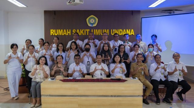KETERANGAN : Rektor Universitas Nusa Cendana (Undana), Prof. Dr. Ir. Jefri Samuel Bale, S.T., M.Eng saat melakukan kunjungan kerja bersama jajaran pimpinan universitas ke RSU Undana pada Senin (18/5/2026). FOTO HO-UNDANA.