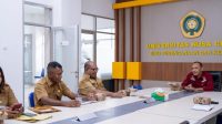 KETERANGAN : Kepala BPKS Undana, Yefri C. Adoe, S.E., M.AP. (kanan) saat melakukan pertemuan dengan perwakilan Pemerintah Kabupaten Sikka guna membahas kolaborasi pengembangan Sumber Daya Manusia (SDM), khususnya pada program pendidikan dokter spesialis.