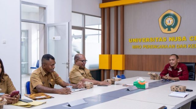 KETERANGAN : Kepala BPKS Undana, Yefri C. Adoe, S.E., M.AP. (kanan) saat melakukan pertemuan dengan perwakilan Pemerintah Kabupaten Sikka guna membahas kolaborasi pengembangan Sumber Daya Manusia (SDM), khususnya pada program pendidikan dokter spesialis.