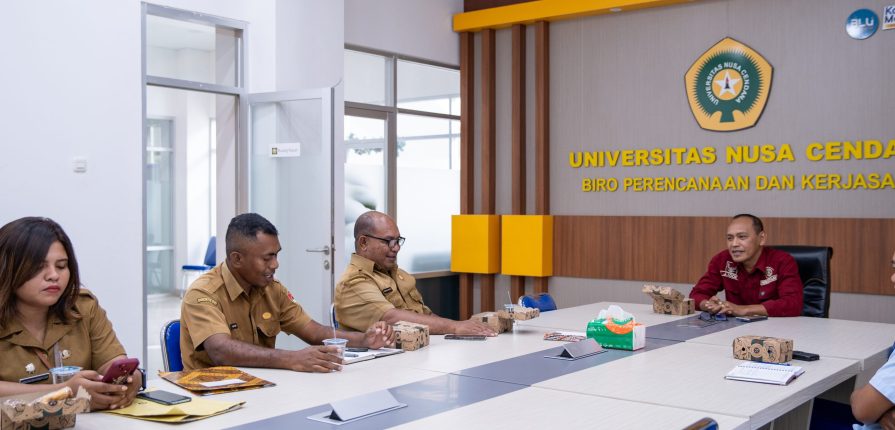 workshop-152-scaled-895x430 KETERANGAN : Kepala BPKS Undana, Yefri C. Adoe, S.E., M.AP. (kanan) saat melakukan pertemuan dengan perwakilan Pemerintah Kabupaten Sikka guna membahas kolaborasi pengembangan Sumber Daya Manusia (SDM), khususnya pada program pendidikan dokter spesialis.