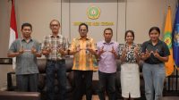 Rektor Undana, Prof. Dr. Ir. Jefri S. Bale, S.T., M.Eng., menerima audiensi dari Koalisi Orang Muda untuk Perubahan Iklim di ruang rapat Rektorat Undana, Kupang, pada Kamis (18/6/2026). Foto HO/Humas Undana