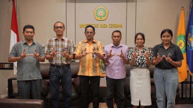 Rektor Undana, Prof. Dr. Ir. Jefri S. Bale, S.T., M.Eng., menerima audiensi dari Koalisi Orang Muda untuk Perubahan Iklim di ruang rapat Rektorat Undana, Kupang, pada Kamis (18/6/2026). Foto HO/Humas Undana