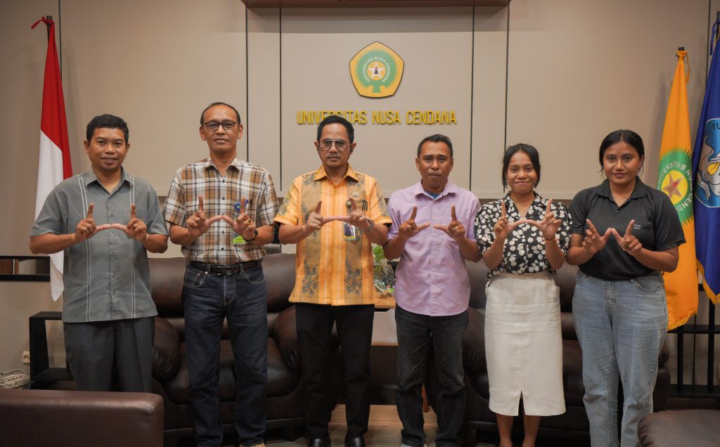 Rektor Undana, Prof. Dr. Ir. Jefri S. Bale, S.T., M.Eng., menerima audiensi dari Koalisi Orang Muda untuk Perubahan Iklim di ruang rapat Rektorat Undana, Kupang, pada Kamis (18/6/2026). Foto HO/Humas Undana