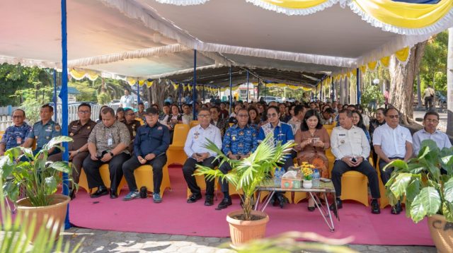 Rektor Undana, Prof. Dr. Ir. Jefri S. Bale, S.T., M.Eng bersama Wakil Gubernur NTT, Jhoni Asadoma dan Bupati Kupang Yosef Lede saat melakukan Grand Opening Pelayanan BPJS Kesehatan di RSU Undana, Naikoten I, Kota Kupang, Rabu (17/6/2026).