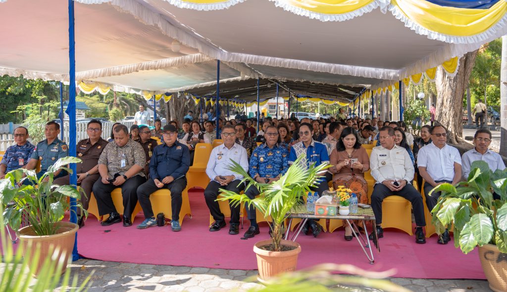 Rektor Undana, Prof. Dr. Ir. Jefri S. Bale, S.T., M.Eng bersama Wakil Gubernur NTT, Jhoni Asadoma dan Bupati Kupang Yosef Lede saat melakukan Grand Opening Pelayanan BPJS Kesehatan di RSU Undana, Naikoten I, Kota Kupang, Rabu (17/6/2026).