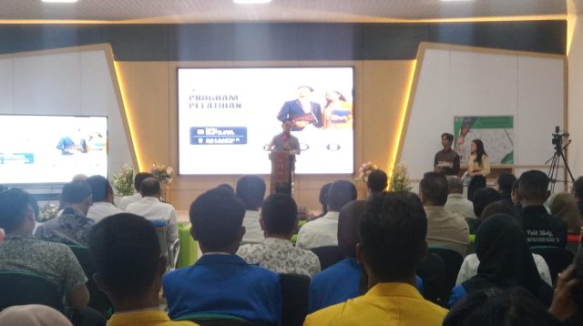 KETERANGAN FOTO/MEDIASINTT.COM/BEN - Rektor Undana Prof. Dr. Ir. Jefri S. Bale, S.T., M.Eng secara resmi melakukan Peluncuran program penyelenggaraankKursus kompetensi dan sertifikasi perpajakan oleh Universitas Nusa Cendana dan Apex Academy” berlangsung di aula Faklutas Ekonomi Bisnis (FEB) Undana, Rabu.