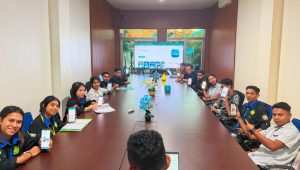 KETERANGAN FOTO - Selain edukasi Safety Induction , juga di kenalkan Aplikasi PLN Mobile sebagai aplikasi layanan PLN yang semakin mudah dalam genggaman.