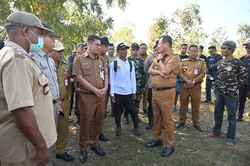 KETERANGAN : Bupati Kupang, Yosef Lede bersama Sekretaris Daerah Kabupaten Kupang Mateldius Sanam, Kepala Kantor Pertanahan Kabupaten Kupang I Made Supriadi, serta sejumlah pimpinan Organisasi Perangkat Daerah (OPD), pada Selasa (9/6/2026) melakukan peninjauan ke lokasi pembangunan sekolah tersebut. Foto/HO-Prokopim Setda Kabupaten Kupang.