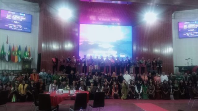 Rektor Universitas Nusa Cendana (Undana) Kupang, Provinsi Nusa Tenggara Timue Prof. Dr. Ir. Jefri S. Bale, S.T., M.Eng membuka secara resmi simposim internasional Association of Japan-Indonesia Veterinary Education (AJIVE) 2026, Jumat ((5/6) malam.