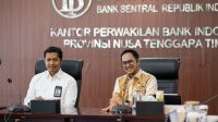 KETERANGAN - Rektor , Prof. Dr. Ir. Jefri Samuel Bale, S.T., M.Eng (kanan) dan Kepala Perwakilan Bank Indonesia Provinsi NTT, Adidoyo Prakoso (kiri) saat melakukan penandatangan kerjasama pembiayaan riset bagi mahasiswa Undana . foto-ho-humas undana