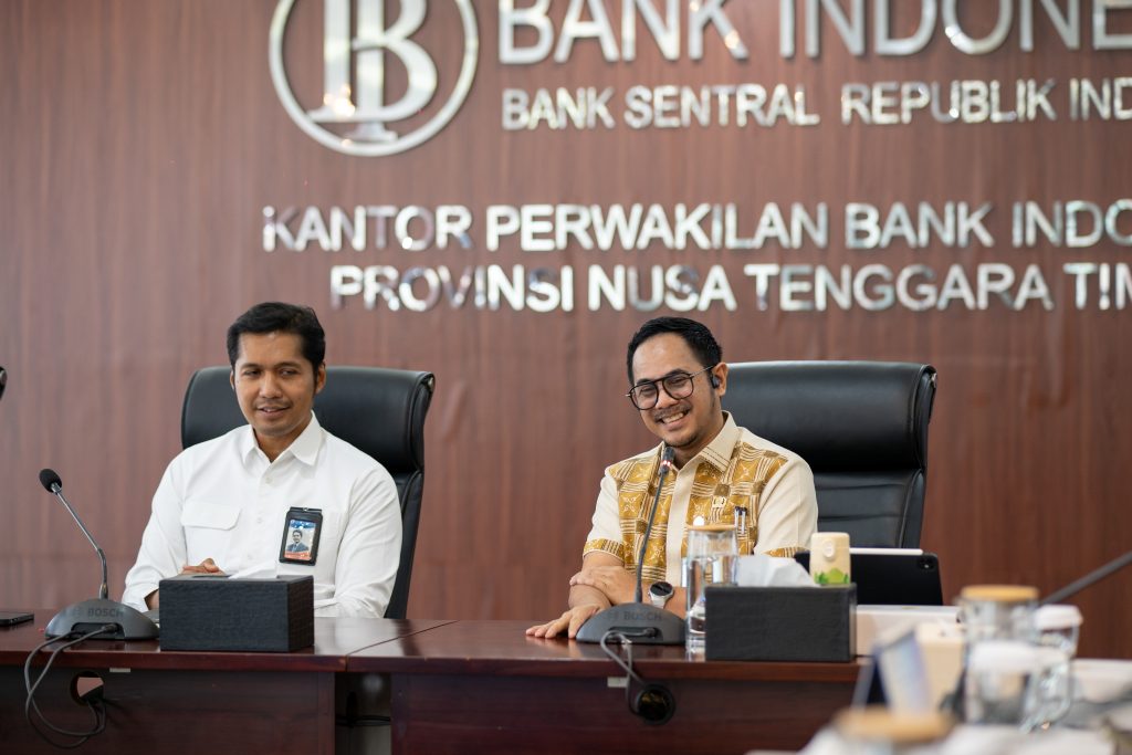 bank indonesia 1 KETERANGAN - Rektor , Prof. Dr. Ir. Jefri Samuel Bale, S.T., M.Eng (kanan) dan Kepala Perwakilan Bank Indonesia Provinsi NTT, Adidoyo Prakoso (kiri) saat melakukan penandatangan kerjasama pembiayaan riset bagi mahasiswa Undana . foto-ho-humas undana