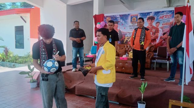 KETERANGAN FOTO/MEDIASINTT.COM/BEN- Pemain Tim Nasional Indonesia asal Nusa Tenggara Timur, Victor Dethan sedang membubuhkan tandatangannya di bola milik warga seorang pemuda pencinta bola dihadapan masyarakat Kota Kupang yang hadir dalam kegiatan Jumpa Fans bersama pemain Tim Nasional Indonesia asal Nusa Tenggara Timur, Victor Dethan, Senin.