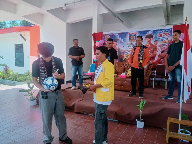 bola mania KETERANGAN FOTO/MEDIASINTT.COM/BEN- Pemain Tim Nasional Indonesia asal Nusa Tenggara Timur, Victor Dethan sedang membubuhkan tandatangannya di bola milik warga seorang pemuda pencinta bola dihadapan masyarakat Kota Kupang yang hadir dalam kegiatan Jumpa Fans bersama pemain Tim Nasional Indonesia asal Nusa Tenggara Timur, Victor Dethan, Senin.