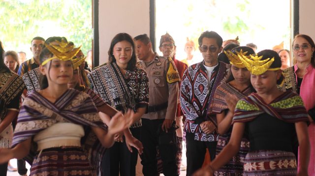 Wakil Bupati Aurum Titu Eki disambut dengan tari-tarian saat kegiatan penutupan Bulan Budaya dan Bahasa Jemaat GMIT Sontetus Oe'ika di Gedung Kebaktian Jemaat Sontetus Oe,Ika, Desa Baumata Utara, Kecamatan Tabenu, Kamis (4/6/2026). Foto Prokopim Setda Kabupaten Kupang