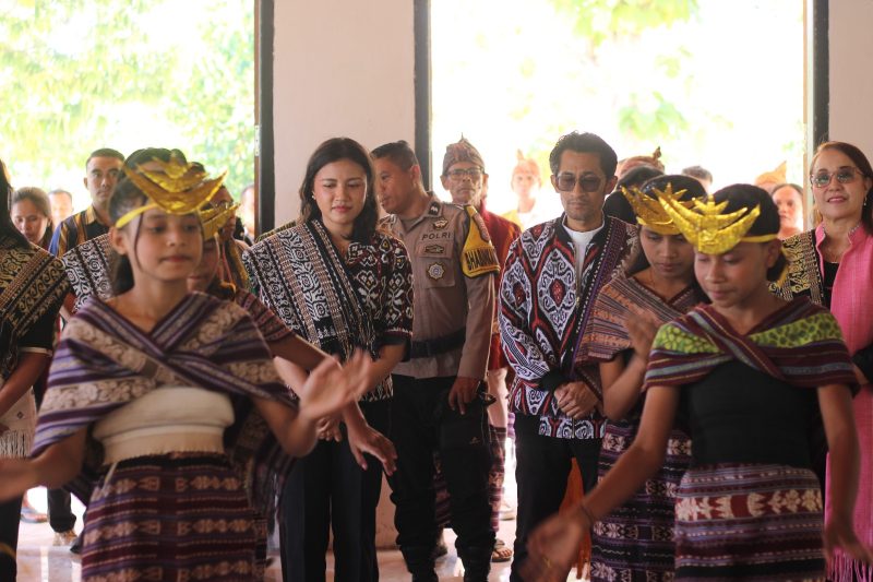 Wakil Bupati Aurum Titu Eki disambut dengan tari-tarian saat kegiatan penutupan Bulan Budaya dan Bahasa Jemaat GMIT Sontetus Oe'ika di Gedung Kebaktian Jemaat Sontetus Oe,Ika, Desa Baumata Utara, Kecamatan Tabenu, Kamis (4/6/2026). Foto Prokopim Setda Kabupaten Kupang
