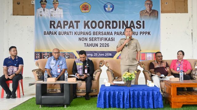 Bupati Kupang, Yosef Lede hadir dalam kegiatan rakor guru berlangsung di GOR Komitmen, Desa Oelnasi, Kecamatan Kupang Tengah, pada Kamis, 25 Juni 2026.