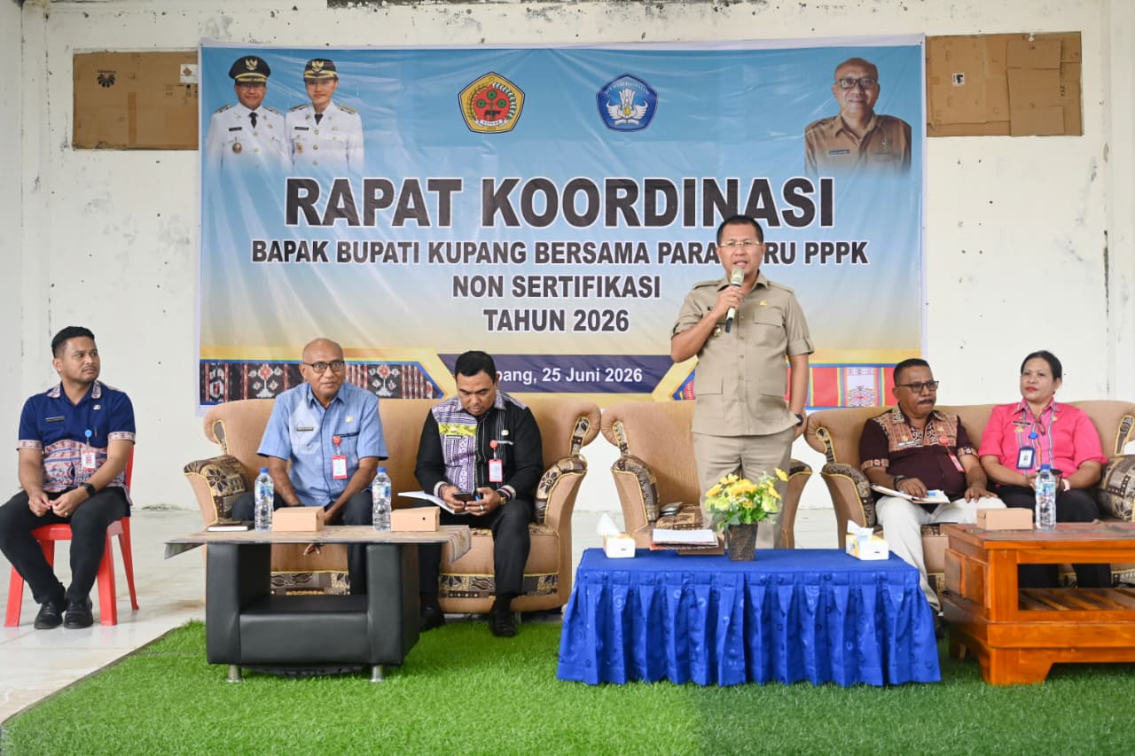 Bupati Kupang, Yosef Lede hadir dalam kegiatan rakor guru berlangsung di GOR Komitmen, Desa Oelnasi, Kecamatan Kupang Tengah, pada Kamis, 25 Juni 2026.