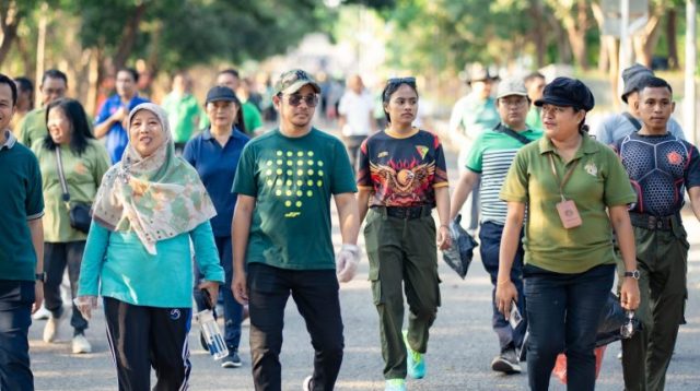 Ratusan sivitas akademika Universitas Nusa Cendana Provinsi Nusa Tenggara Timur mengikuti kegiatan jalan sehat sambil memungut sampah di sepanjang rute area kampus, Kupang, Jumat (5/6/2026) pagi merupakan kegiatan awal perayaan Dies Natalis ke-64.
