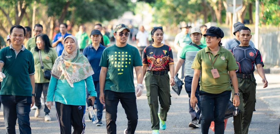 Ratusan sivitas akademika Universitas Nusa Cendana Provinsi Nusa Tenggara Timur mengikuti kegiatan jalan sehat sambil memungut sampah di sepanjang rute area kampus, Kupang, Jumat (5/6/2026) pagi merupakan kegiatan awal perayaan Dies Natalis ke-64.