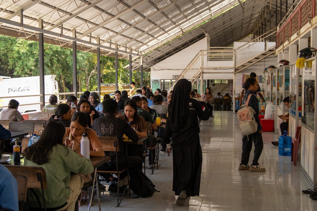 kantin undana - Kantin yang ada dalam kawasan kampus Universitas Nusa Cendana Kupang, Provinsi Nusa Tenggara Timur juga menjadi lokasi yang steril dari alkohol,narkoba serta rokok maupun barang terlarang