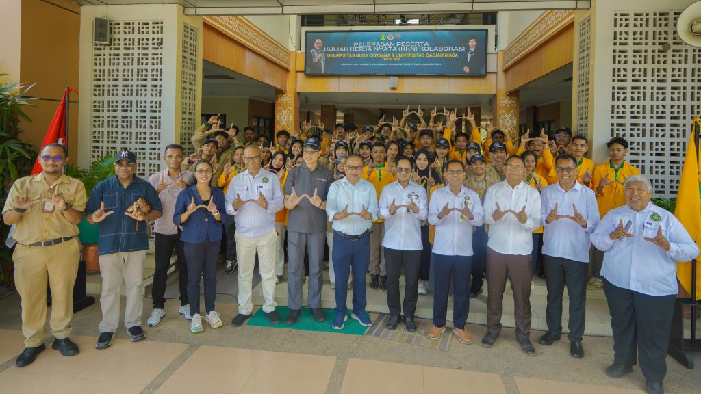 Rektor Undana, Prof. Dr. Ir. Jefri S. Bale, S.T., M.Eng melepas secara resmi keberangkatan peserta KKN di halaman Rektorat Undana, Kupang, pada Senin (22/6/2026). Foto HO-Humas Undana