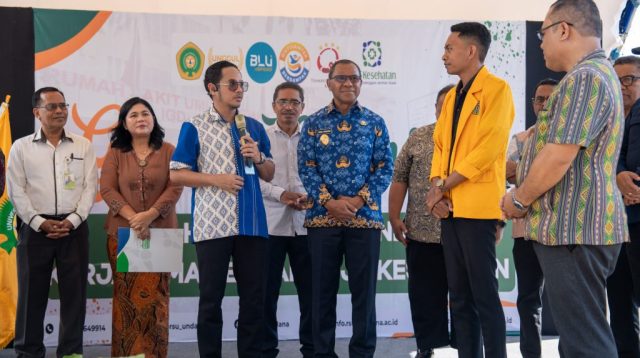 Rektor Undana, Prof. Dr. Ir. Jefri S. Bale, S.T., M.Eng melepas keberangkatan kontingan paduan suara mahasiswa Undana yang tampil dalam lomba Paduan Suara Gerejawi (Pesparawi) tingkat internasional di Sarawak, Malaysia.