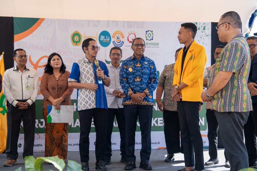 Rektor Undana, Prof. Dr. Ir. Jefri S. Bale, S.T., M.Eng melepas keberangkatan kontingan paduan suara mahasiswa Undana yang tampil dalam lomba Paduan Suara Gerejawi (Pesparawi) tingkat internasional di Sarawak, Malaysia.