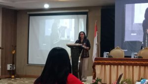 Koordinator Humas LLDIKTI XV Wilayah NTT, Jasinta Florentina saat membacakan sambutan Kepala Lembaga Layanan Pendidikan Tinggi (LLDIKTI) Wilayah XV, Prof. Dr. Adrianus Amheka, ST., M.Eng pada acara pembukaan Bimtek Bahan Publikasi Dan Informasi bagi perguruan tinggi lingkup LLPDTI Wilayah XV TA 2026 di Kupang, Kamis.
