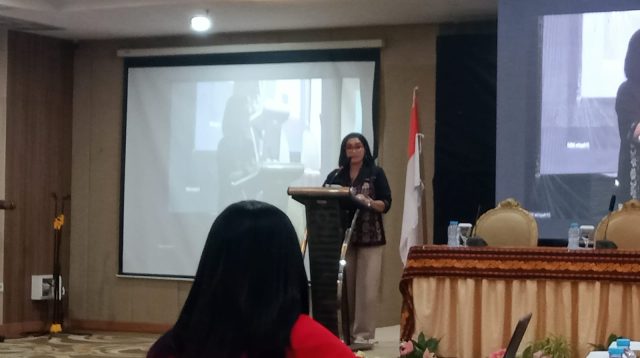 Koordinator Humas LLDIKTI XV Wilayah NTT, Jasinta Florentina saat membacakan sambutan Kepala Lembaga Layanan Pendidikan Tinggi (LLDIKTI) Wilayah XV, Prof. Dr. Adrianus Amheka, ST., M.Eng pada acara pembukaan Bimtek Bahan Publikasi Dan Informasi bagi perguruan tinggi lingkup LLPDTI Wilayah XV TA 2026 di Kupang, Kamis.